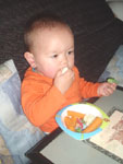 Ik eet met het eten op schoot voor de tv, net als pappa en mamma